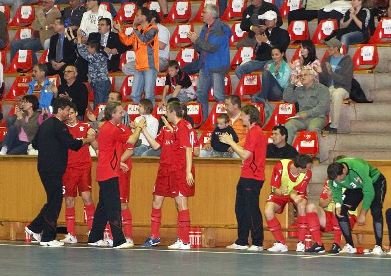 Futsalisté Era-Packu porazili doma v prvním finálovém utkání Eco Investment vysoko 8:1.
