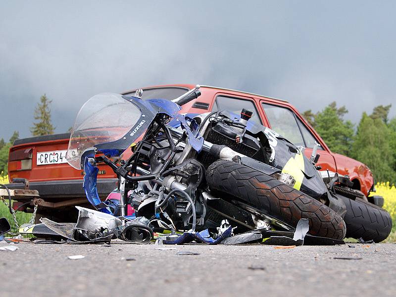 Nehoda, motorkář skončil v nemocnici.