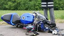 Nehoda, motorkář skončil v nemocnici.
