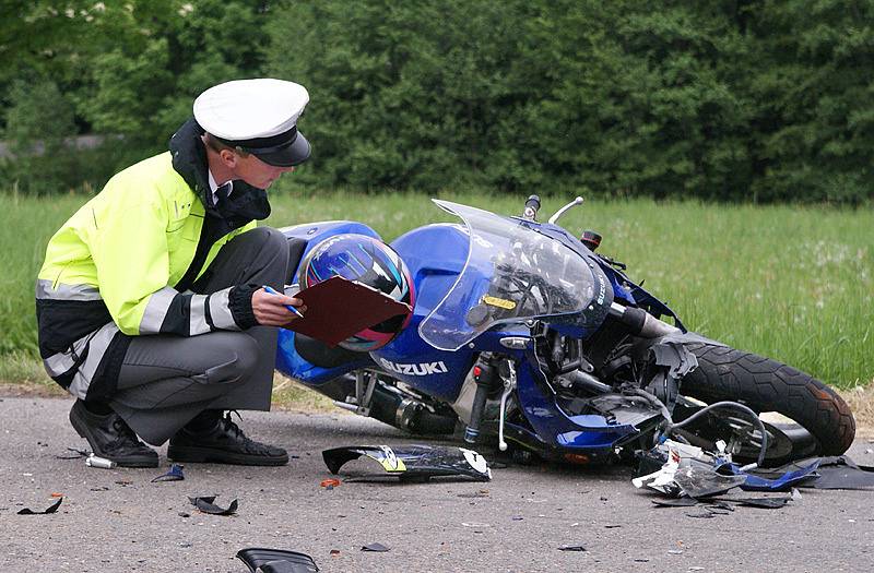 Nehoda, motorkář skončil v nemocnici.