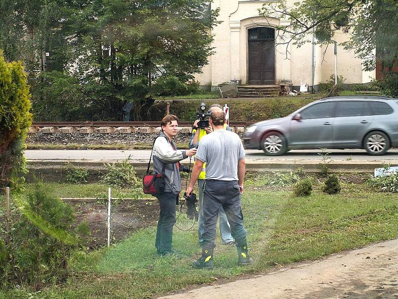 Dobrovolní hasiči z Chrudimě, Topole a Markovic pomáhali v Bludovicích na Jesenicku s likvidací škod, které napáchaly červnové povodně. 