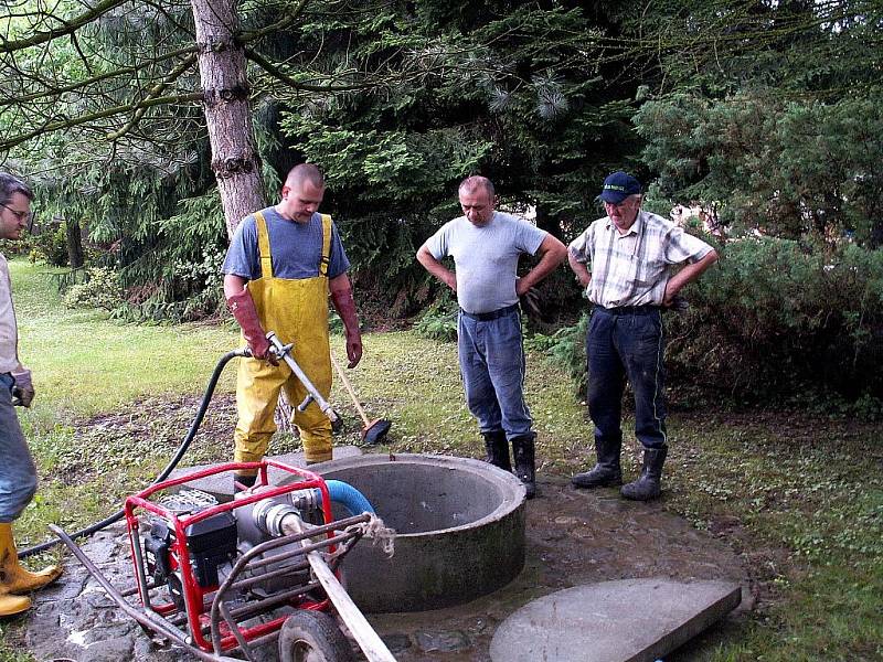 Dobrovolní hasiči z Chrudimě, Topole a Markovic pomáhali v Bludovicích na Jesenicku s likvidací škod, které napáchaly červnové povodně. 