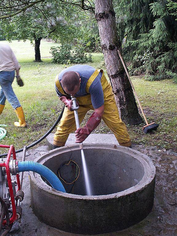 Dobrovolní hasiči z Chrudimě, Topole a Markovic pomáhali v Bludovicích na Jesenicku s likvidací škod, které napáchaly červnové povodně. 