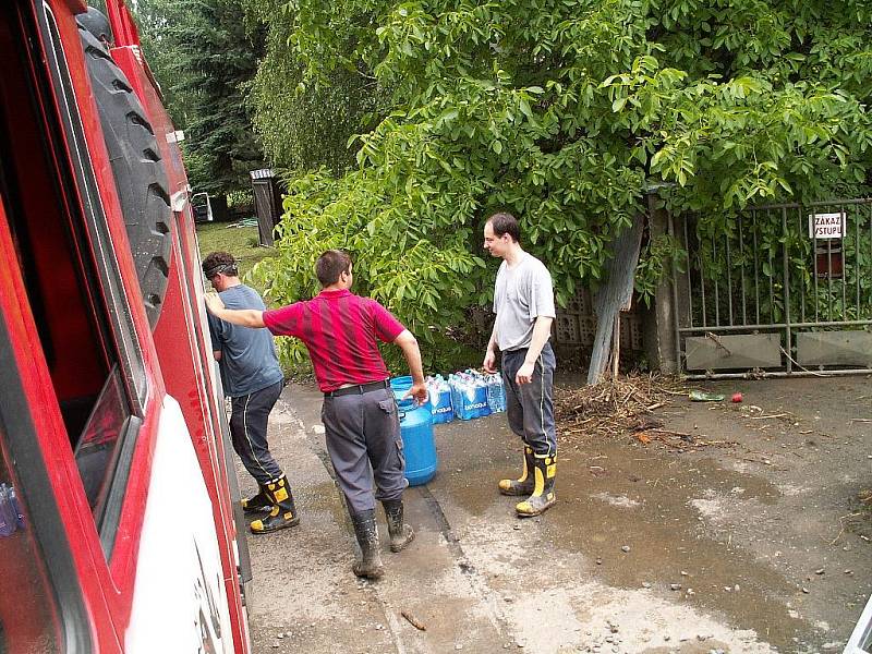 Dobrovolní hasiči z Chrudimě, Topole a Markovic pomáhali v Bludovicích na Jesenicku s likvidací škod, které napáchaly červnové povodně. 