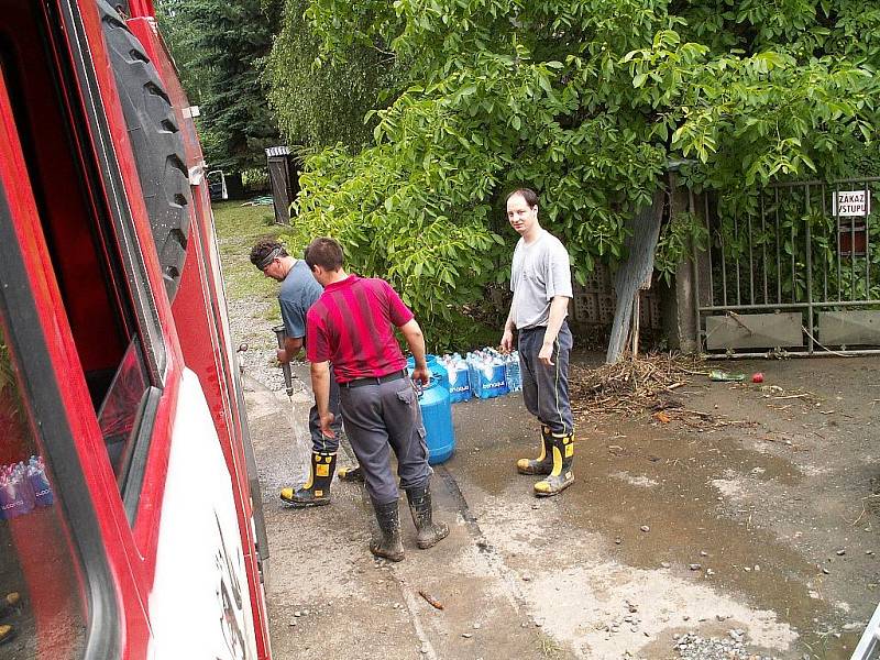 Dobrovolní hasiči z Chrudimě, Topole a Markovic pomáhali v Bludovicích na Jesenicku s likvidací škod, které napáchaly červnové povodně. 