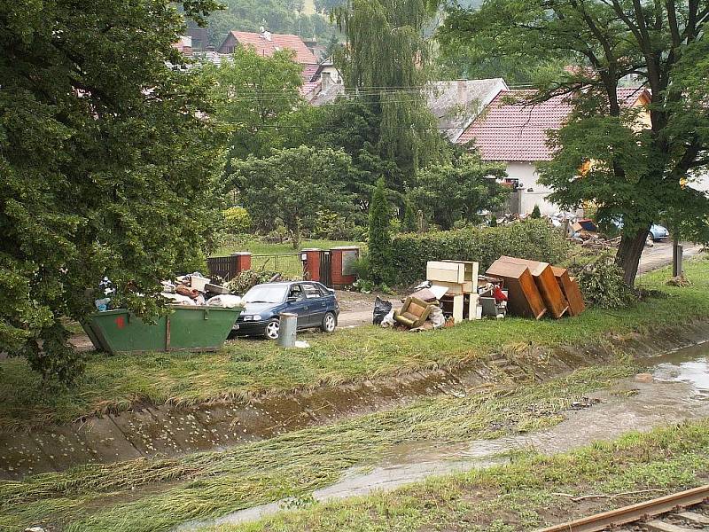 Dobrovolní hasiči z Chrudimě, Topole a Markovic pomáhali v Bludovicích na Jesenicku s likvidací škod, které napáchaly červnové povodně. 