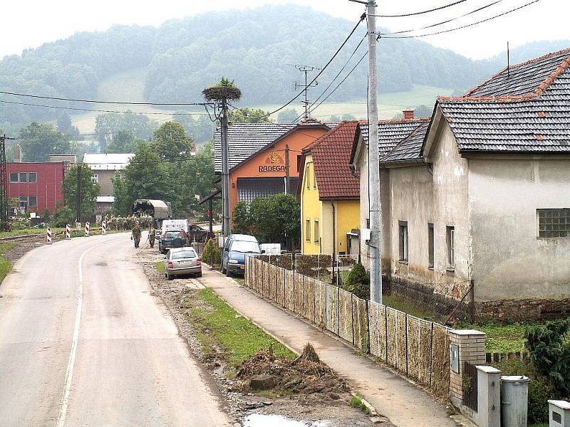 Dobrovolní hasiči z Chrudimě, Topole a Markovic pomáhali v Bludovicích na Jesenicku s likvidací škod, které napáchaly červnové povodně. 