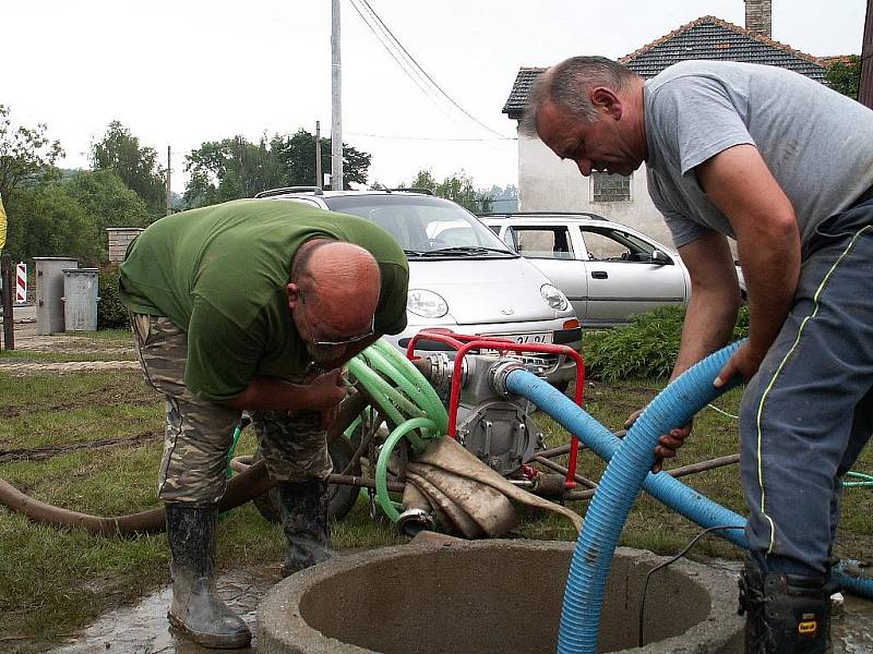 Dobrovolní hasiči z Chrudimě, Topole a Markovic pomáhali v Bludovicích na Jesenicku s likvidací škod, které napáchaly červnové povodně. 