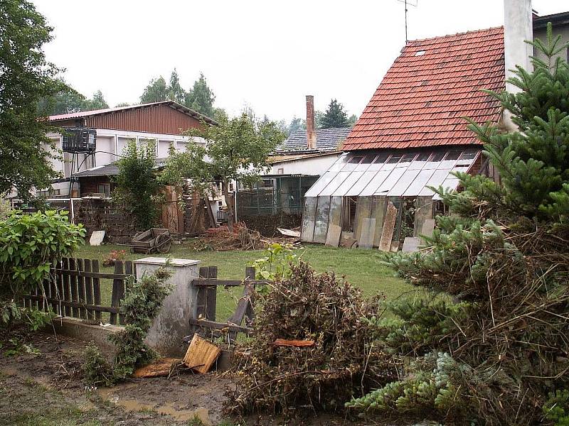 Dobrovolní hasiči z Chrudimě, Topole a Markovic pomáhali v Bludovicích na Jesenicku s likvidací škod, které napáchaly červnové povodně. 