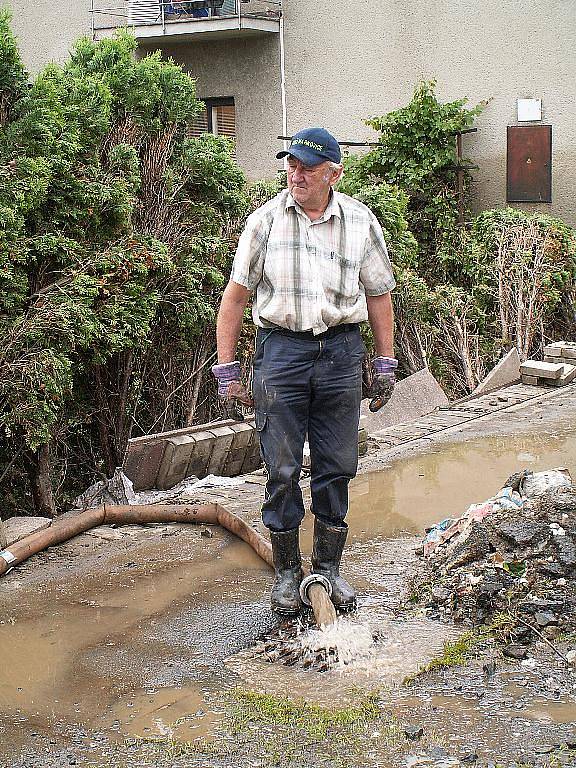 Dobrovolní hasiči z Chrudimě, Topole a Markovic pomáhali v Bludovicích na Jesenicku s likvidací škod, které napáchaly červnové povodně. 