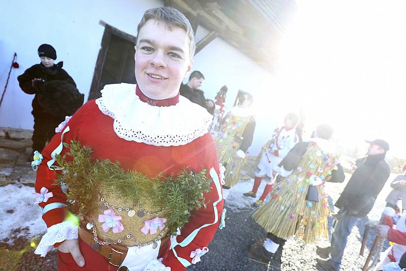 Ve skanzenu na Veselém Kopci předvedli tradiční masopustní obchůzku maškary ze Studnic u Hlinska.