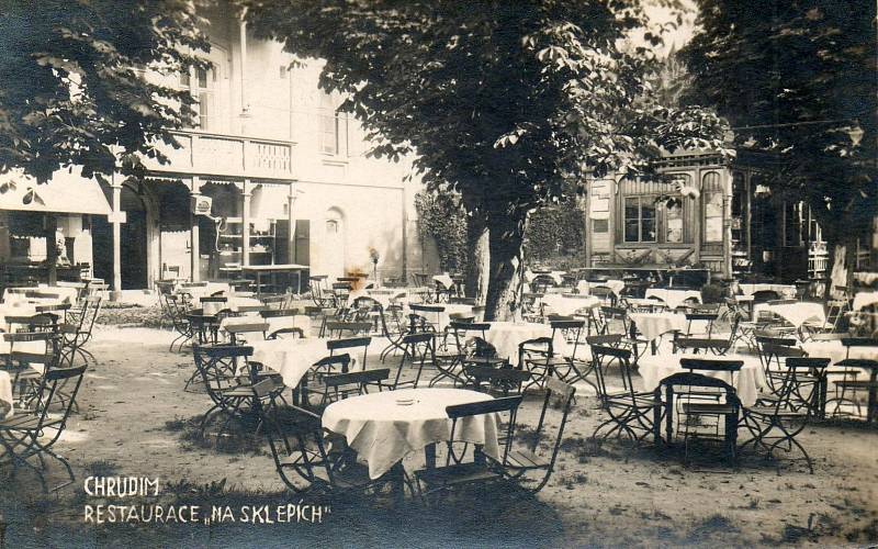 Zahradní restaurace Na Sklepích v Pardubické ulic byla zbudována r. 1864, její název má spojitost s ležáckými sklepy. Fotografie pocházejí z let 1901-2002.