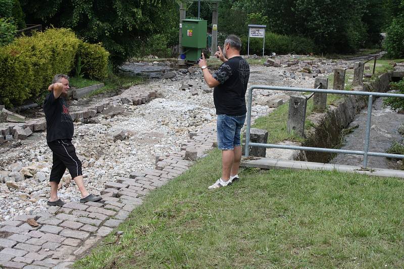 Vylitý a rozbouřený Podolský potok odnesl ve Vápenném Podolu celou silnici, vydlážděnou masivními žulovými kostkami. Místy proud během chvíle vyhloubil až metrové koryto. Vytopil rovněž dva domy.