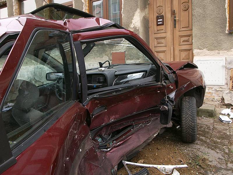 Policejní vůz se na křižovatce v Heřmanově Městci srazil s Citroenem. 