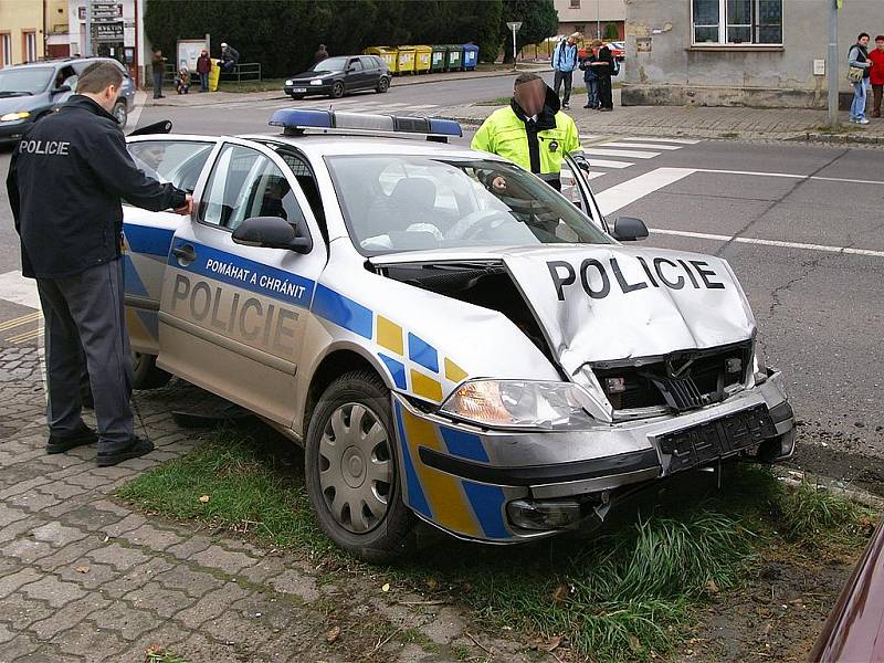 Policejní vůz se na křižovatce v Heřmanově Městci srazil s Citroenem. 