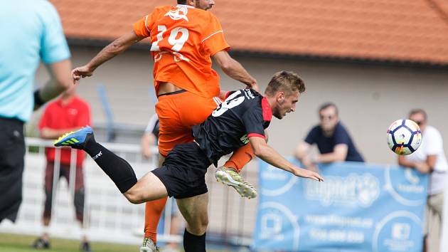 Přípravné fotbalové utkání Národní fobalové ligy mezi MFK Chrudim (v černém) a Sokolem Živanice (v oranžovém) na hřišti v Chrudimi.