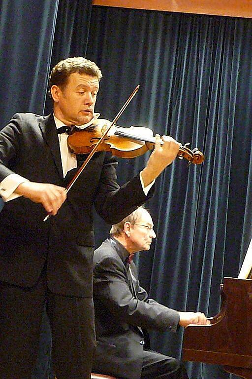 VE ČTVRTEK se v síni Jaroslava Doubravy v chrudimské základní umělecké škole konal koncert houslisty Ivana Ženatého a klavíristy Stanislava Bogunii. 