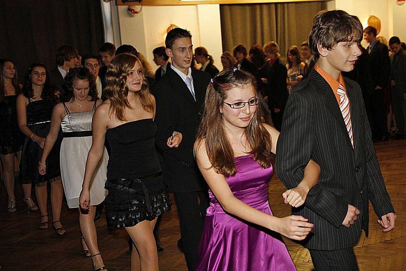 V Hlinsku začaly oblíbené Kurzy tance a společenského chování. 