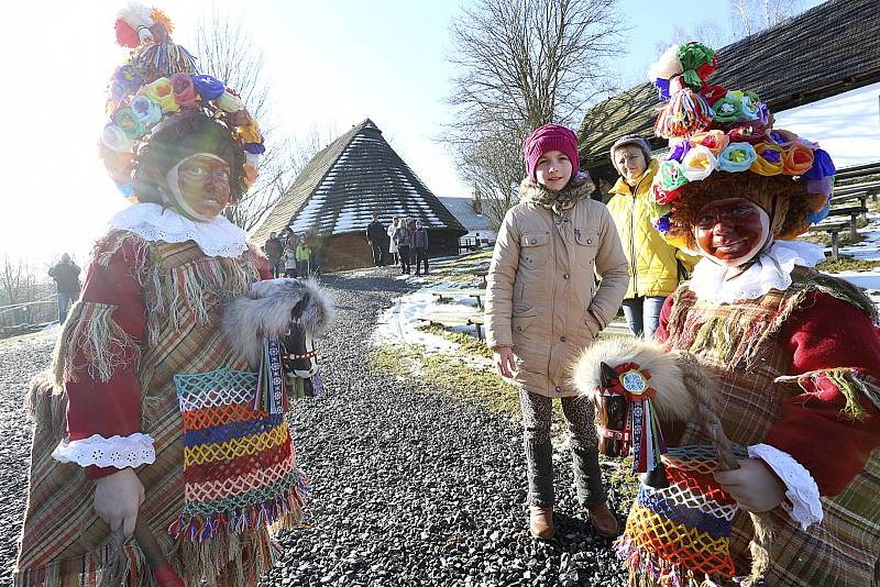 Ve skanzenu na Veselém Kopci předvedli tradiční masopustní obchůzku maškary ze Studnic u Hlinska.