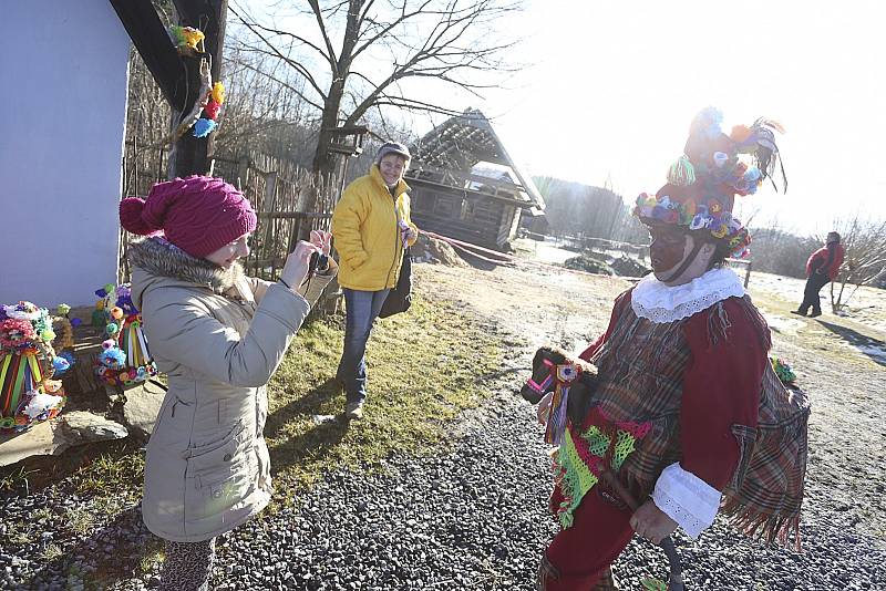 Ve skanzenu na Veselém Kopci předvedli tradiční masopustní obchůzku maškary ze Studnic u Hlinska.