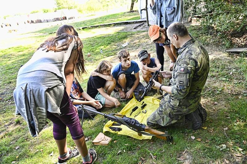 Zájemci si mohli vyzkoušet rozborku - sborku útočné pušky.