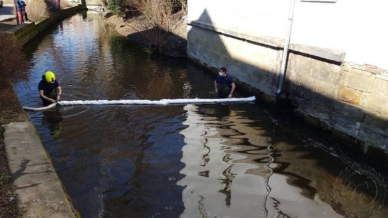 Hasiči nasadili norné stěny a pomocí sorpčního materiálu posbírali mastnou skvrnu o velikosti asi 8 x 3 m.