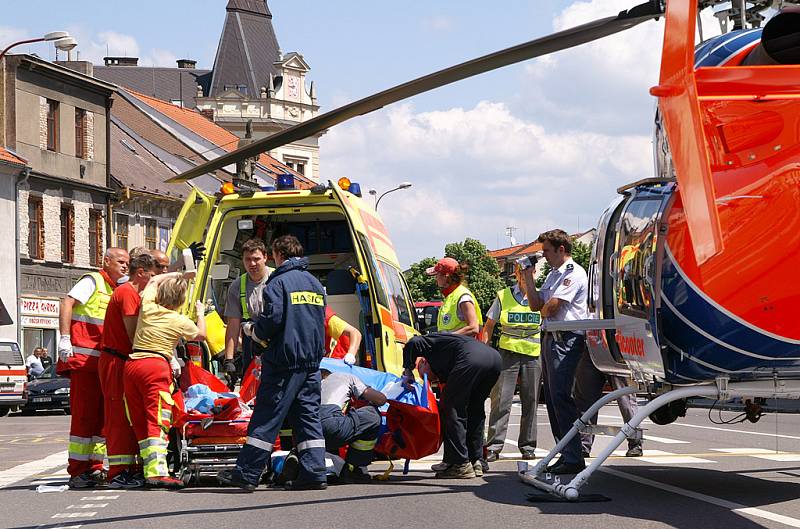 Na kruhové křižovatce Na Bídě srazil kamion chodce a vážně ho zranil. Na místě zasahoval i vrtulník.