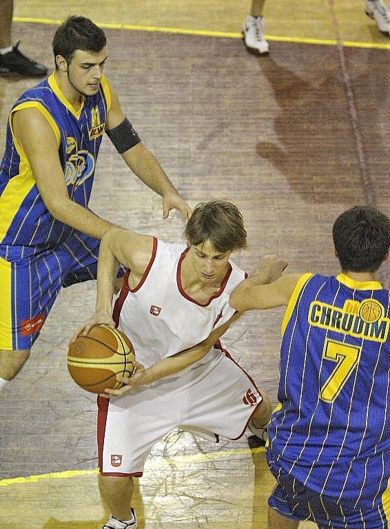 Basketbalisté Darrenu Chrudim prolomili ve II. lize prokletí venkovních zápasů a v derby porazili na její palubovce Teslu Pardubice.