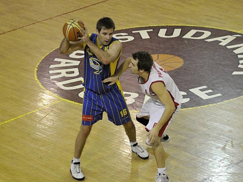 Basketbalisté Darrenu Chrudim prolomili ve II. lize prokletí venkovních zápasů a v derby porazili na její palubovce Teslu Pardubice.