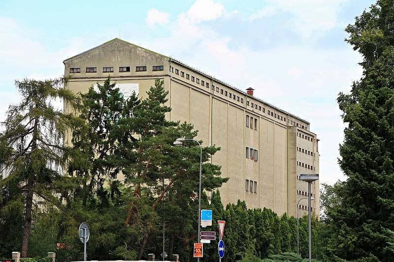 Demolice obřího sila potrvá asi měsíc. V areálu vznikne obchodně-bytové centrum.