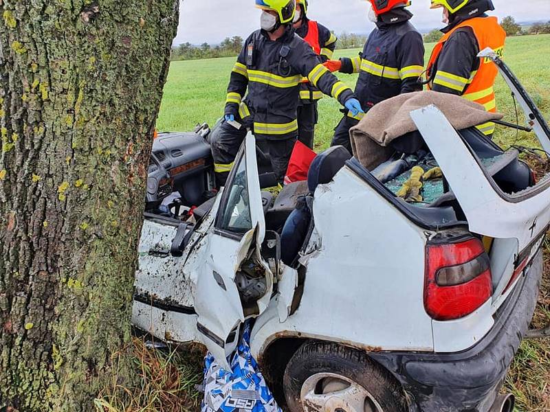 Mezi Kočím a Chrudimí havarovalo auto.