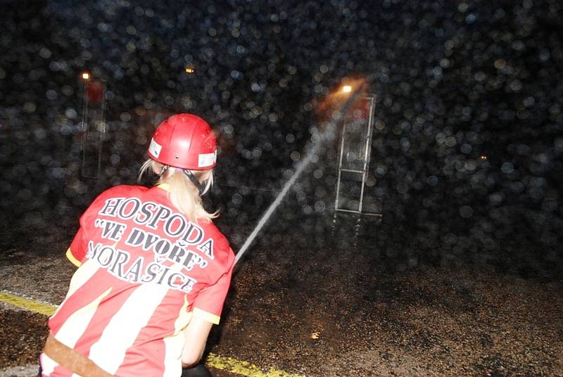 Noční závody hasičů na Seči 2012.