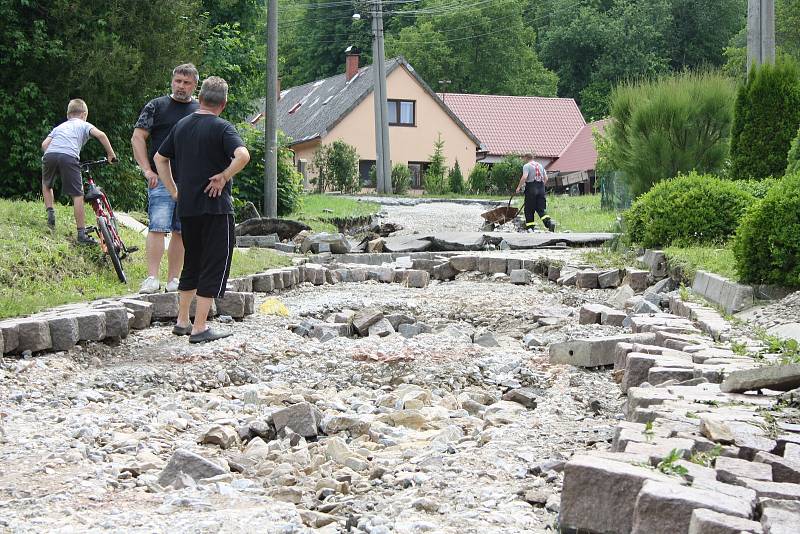 Vylitý a rozbouřený Podolský potok odnesl ve Vápenném Podolu celou silnici, vydlážděnou masivními žulovými kostkami. Místy proud během chvíle vyhloubil až metrové koryto. Vytopil rovněž dva domy.