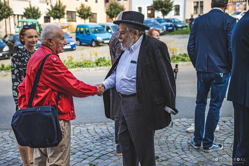 Kameny zmizelých jsou v Luži, rodišti Evy Liškové. Její rodina Polákových mezi nimi nechybí.