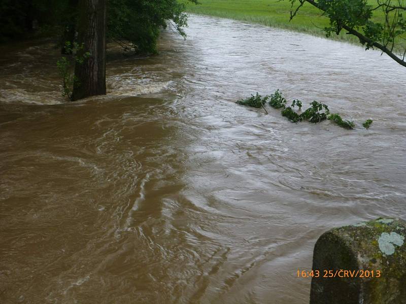 Záplavy na řece Doubravě 25. června 2013.