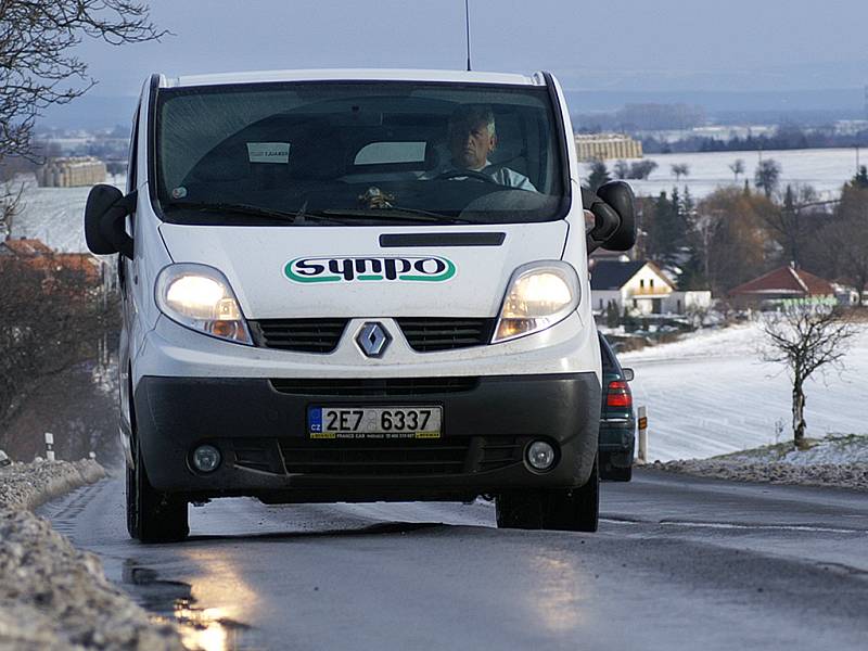 Hluboké koleje jsou "vyjeté" na silnici I/17 z Chrudimi do Hrochova Týnce. Kvůli mrazu však byla rekonstrukce silnice odložena.