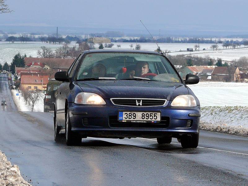 Hluboké koleje jsou "vyjeté" na silnici I/17 z Chrudimi do Hrochova Týnce. Kvůli mrazu však byla rekonstrukce silnice odložena.