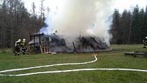 Požár zničil dvě dřevěné chaty za Lovětínským rybníkem