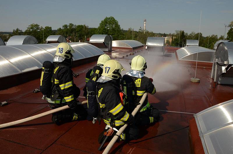 Cvičení hasičů v podniku EURO-Šarm ve Slatiňanech. Foto: HZS Pardubického kraje