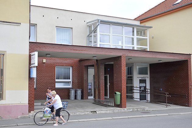 Budovy chrasteckého zdravotního střediska a lékárny se nacházejí v ulici U Pošty a jsou ve vlastnictví města.