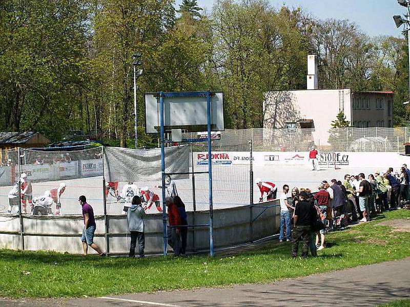 Z úvodních dvou střetnutí semifinále I. národní hokejbalové ligy mezi Ježky Heřmanův Městec HBC Olymp Jindřichův Hradec