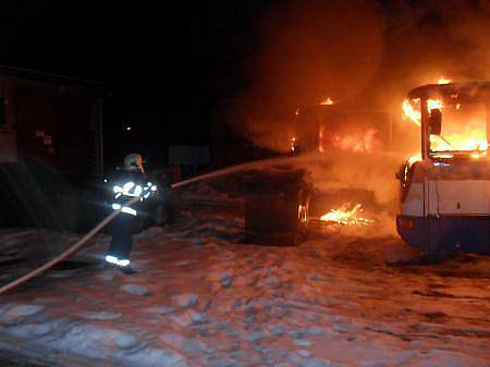 Požár v sobotu v noci zničil přístřešek s dvěma autobusy a motocyklem v ulici U Pošty v Chrasti u Chrudimi.