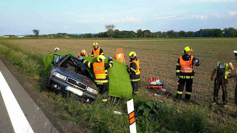 Řidička nehodu, i přes veškerou snahu záchranářů, nepřežila.
