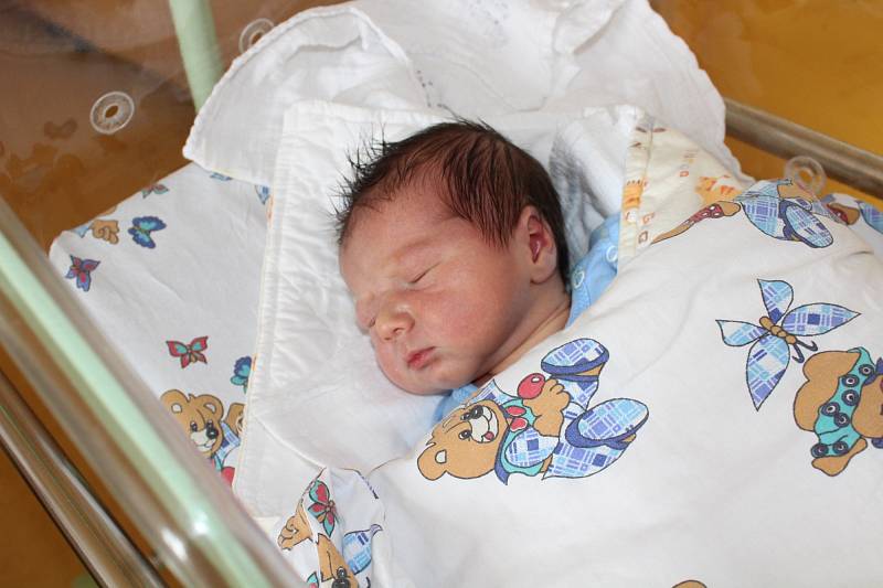 MARTIN ŠIKL (3,8 kg a 52 cm) je od 19.4. od 11:22 jméno prvního miminka Kristýny a Martina z Dachova.