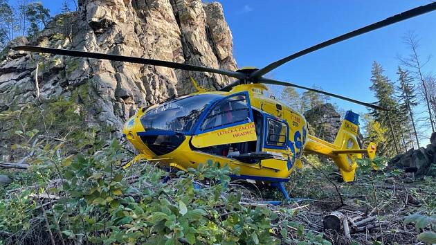 Zdravotničtí záchranáři letěli na pomoc 33letému horolezci po pádu ze skály v Českých Milovech.