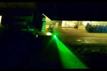 Muž na Mladoboleslavsku oslňoval zeleným laserem posádku policejního vrtulníku mířící na pátrací akci