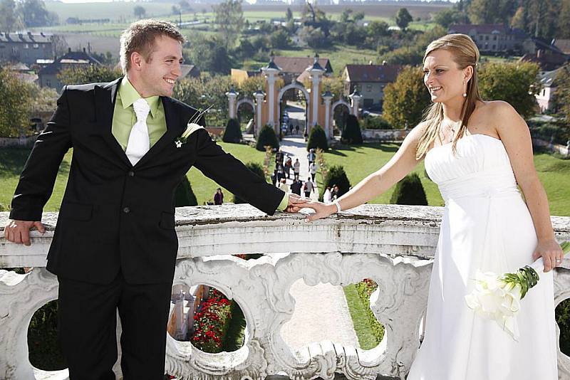 Datum 10.10. 2010 si ke sňatku vybrali manželé Pavlíkovi, kteří si své ano řekli na zámku v Nových Hradech,