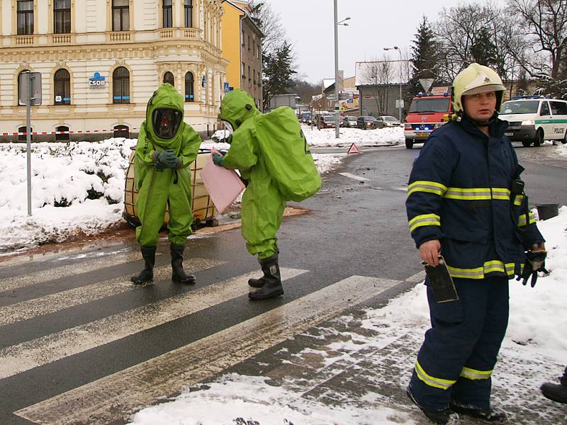 Hasiči v protichemických oblecích neutralizují kyselinu, která unikla  z barelu. Nádoba vypadla z kamionu u kruhového objezdu poblíž hotelu Bohemia v Chrudimi.