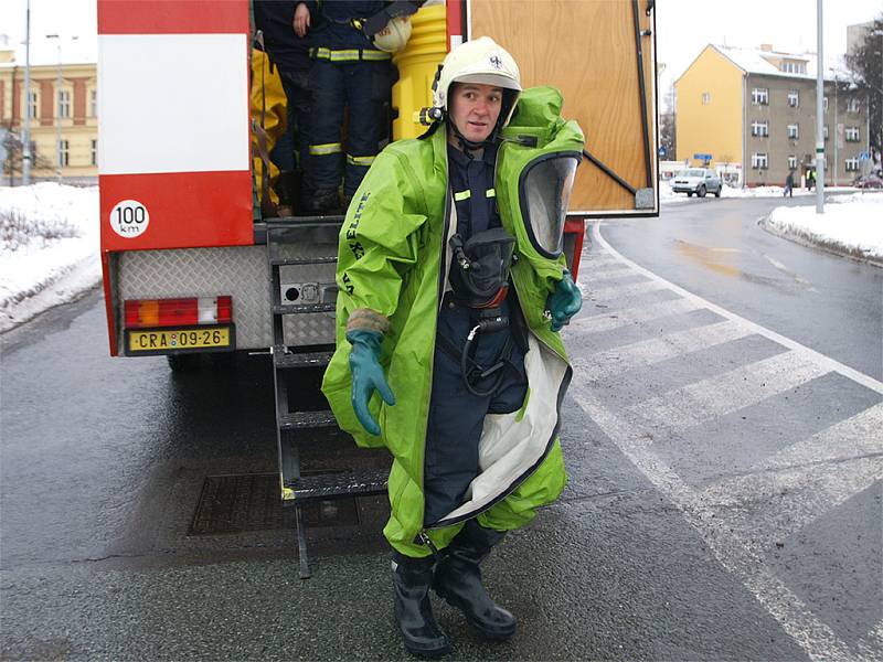 Hasiči v protichemických oblecích neutralizují kyselinu, která unikla  z barelu. Nádoba vypadla z kamionu u kruhového objezdu poblíž hotelu Bohemia v Chrudimi.