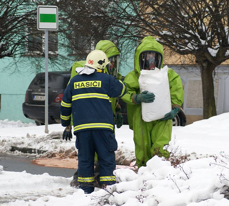 Hasiči v protichemických oblecích neutralizují kyselinu, která unikla  z barelu. Nádoba vypadla z kamionu u kruhového objezdu poblíž hotelu Bohemia v Chrudimi.